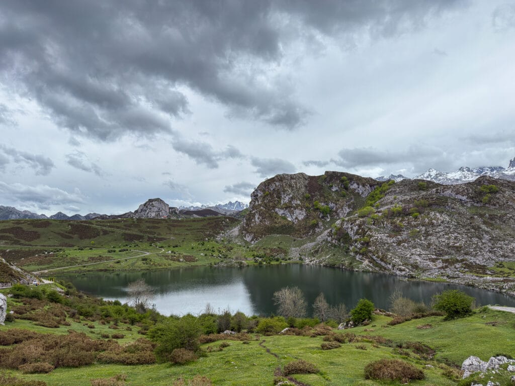Qué ver en Asturias en 3 días: ruta para aprovechar al máximo tu viaje Lagos de Covadonga en los Picos de Europa, Asturias
