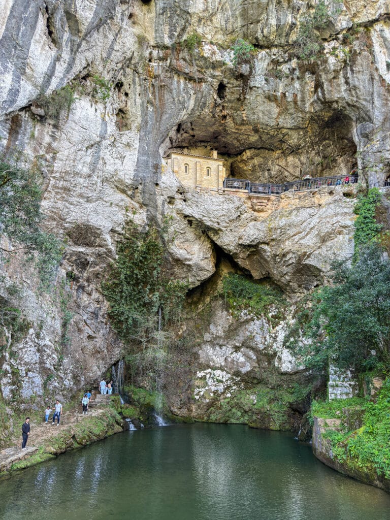 Qué ver en Asturias en 3 días: ruta para aprovechar al máximo tu viaje Santuario de Covadonga en los Picos de Europa, Asturias