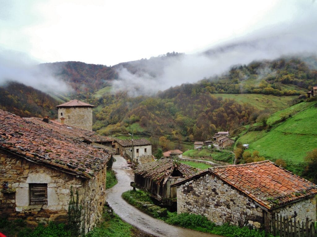10 pueblos bonitos cerca de Mieres que merece la pena visitar Aldea medieval de Banduxu en Proaza, Asturias