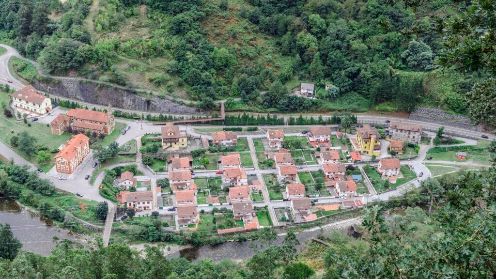 10 pueblos bonitos cerca de Mieres que merece la pena visitar Poblado minero de Bustiello en Mieres, Asturias