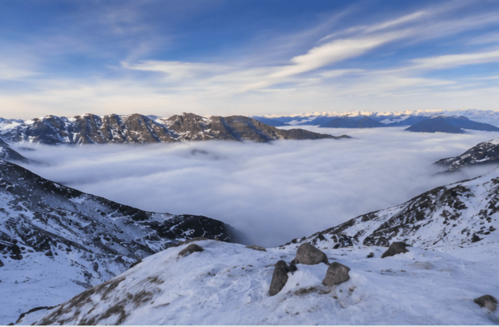 Estaciones de esquí en Asturias: Valgrande-Pajares y Fuentes de Invierno Paisaje nevado de la Cordillera Cantábrica en Asturias