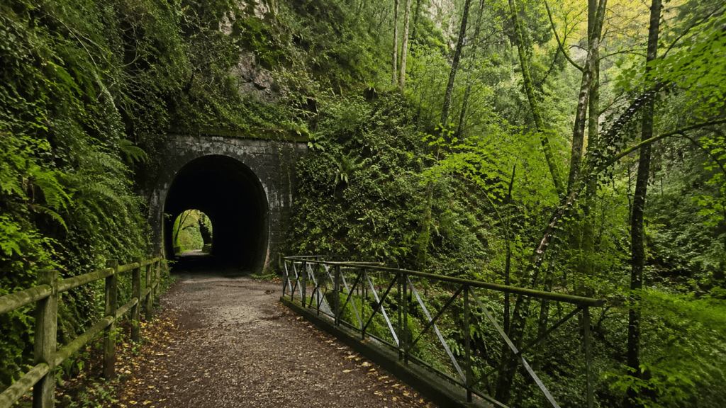 7 rutas de senderismo cerca de Mieres para descubrir la Montaña Central Túnel de la Senda Verde de Lloreo, en Mieres