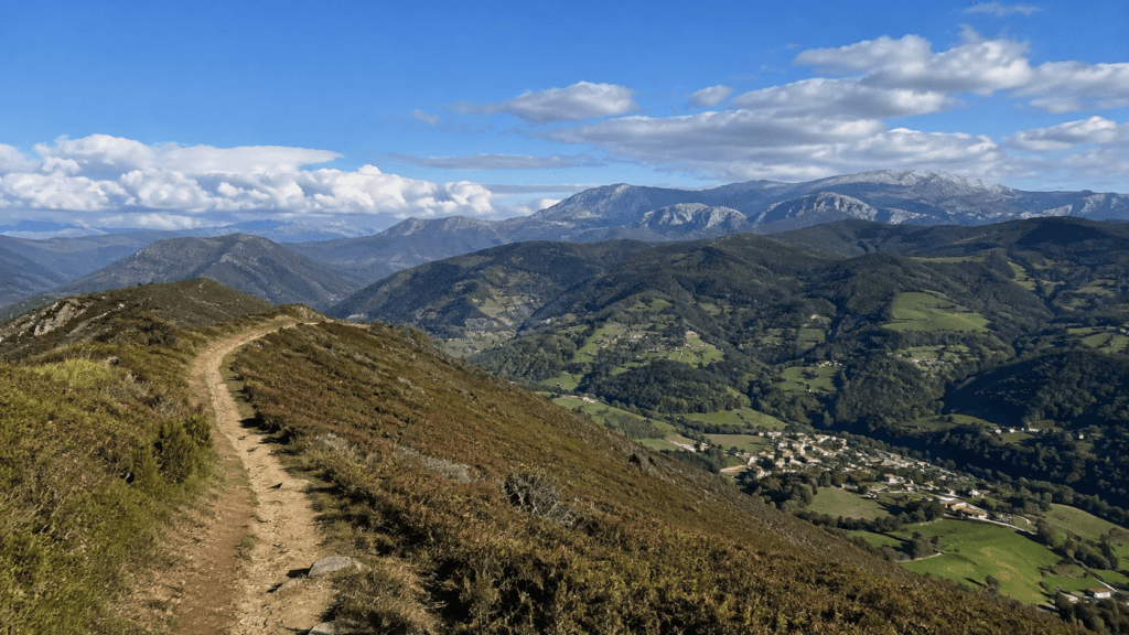 Estaciones de esquí en Asturias: Valgrande-Pajares y Fuentes de Invierno Paisaje de la Montaña Central de Asturias cerca de Mieres