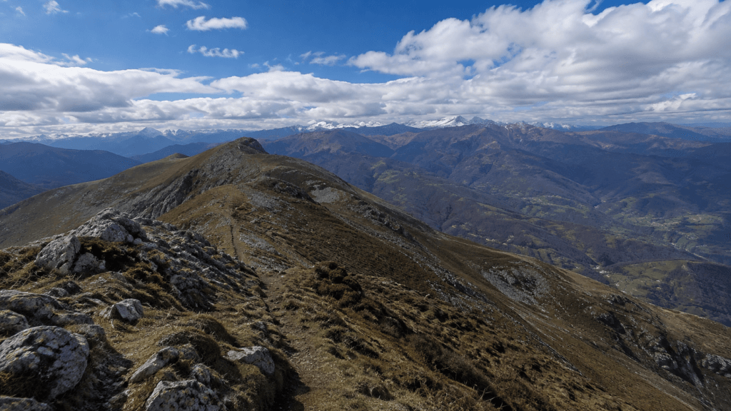 7 rutas de senderismo cerca de Mieres para descubrir la Montaña Central Vistas desde el Cordal de Urbiés, en Mieres