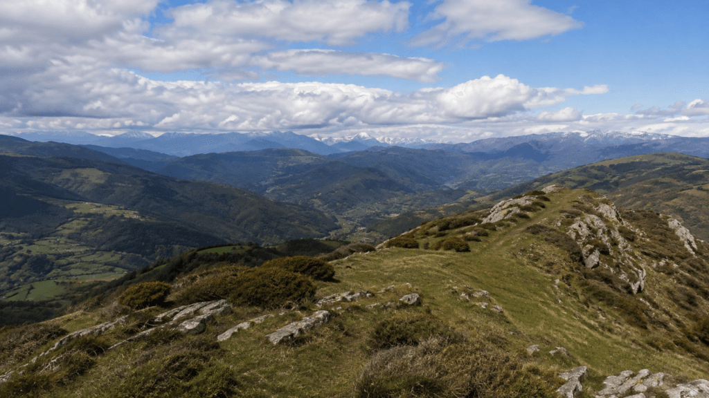 7 rutas de senderismo cerca de Mieres para descubrir la Montaña Central Paisaje de montaña de la Sierra de Navaliego, en Mieres