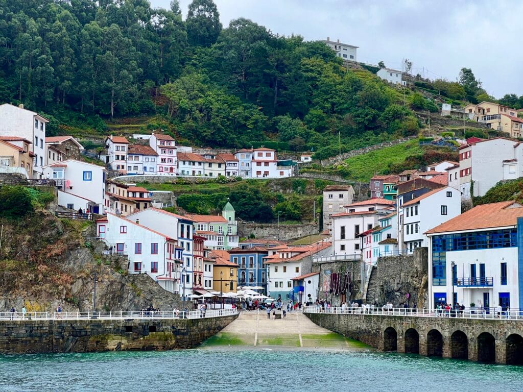 Qué ver en Asturias en 3 días: ruta para aprovechar al máximo tu viaje Casas y puerto de Cudillero en la costa de Asturias