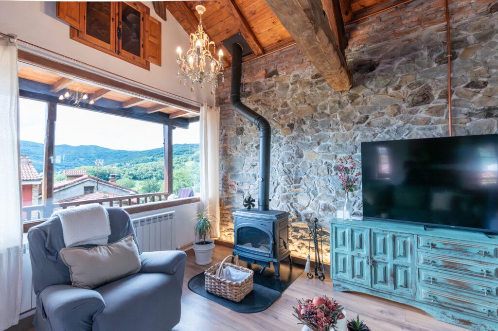 Salón de La Casina de Gallegos con vistas al entorno rural de Asturias